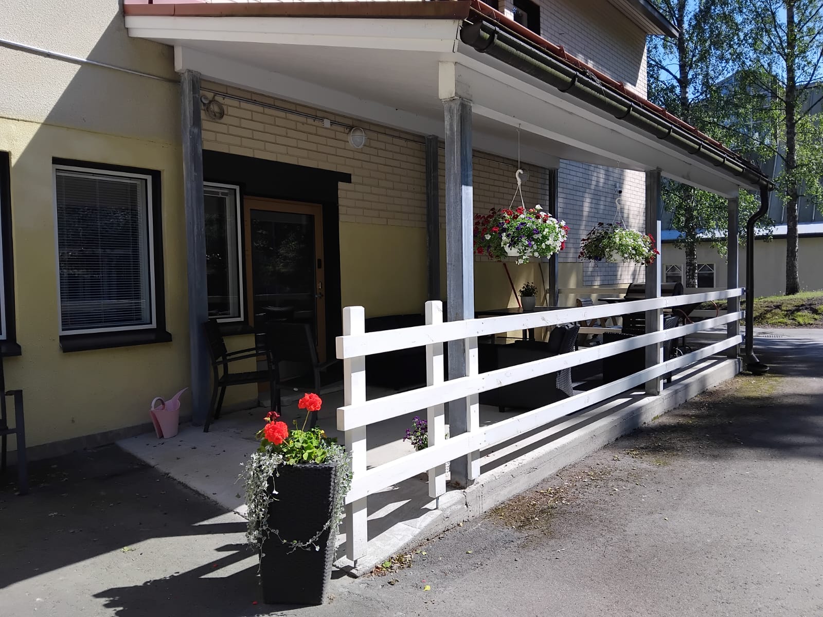 Mainiokoti Puijon kesäinen terassi