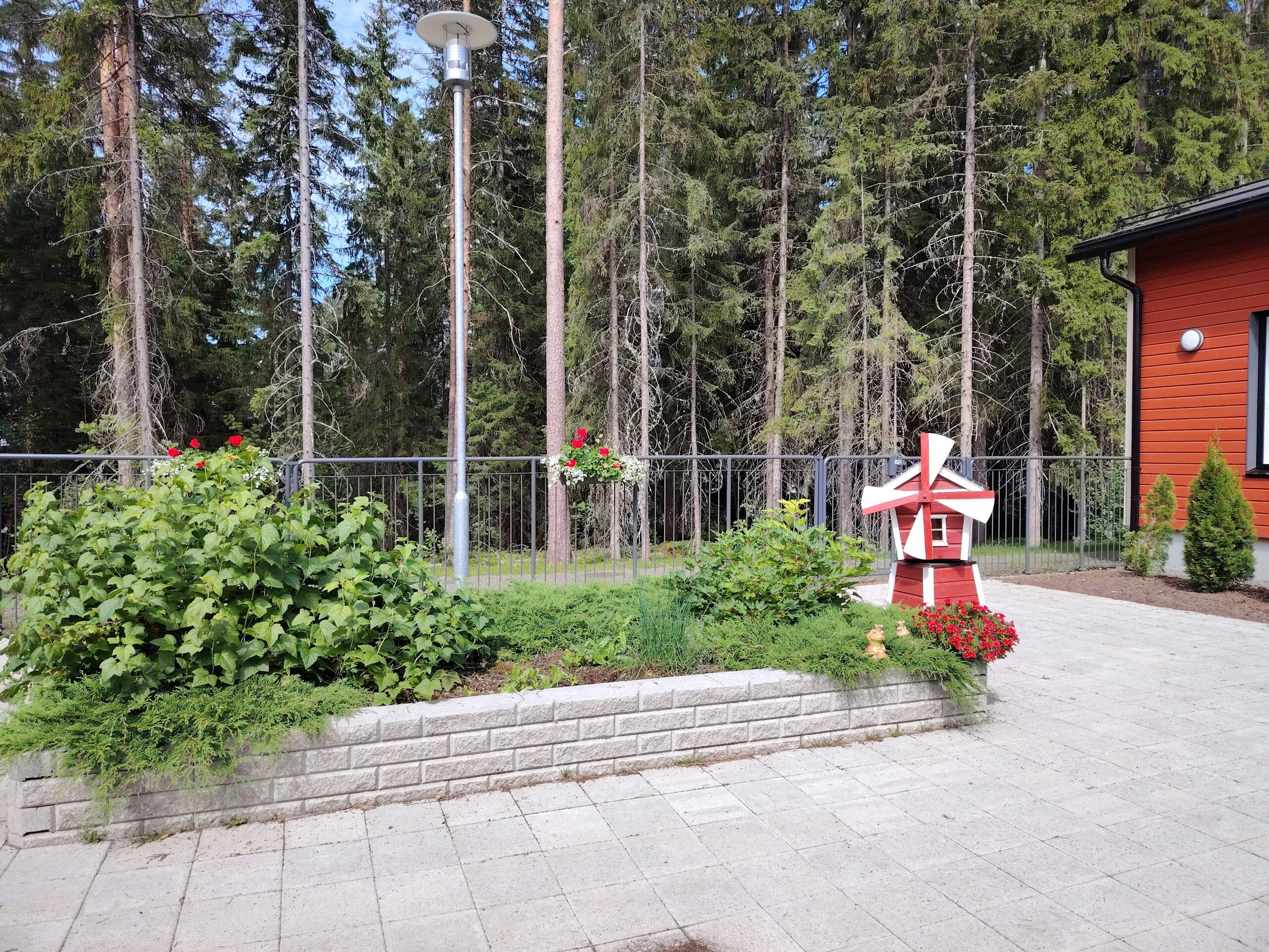 Mainiokoti Metsähelmen piha-aluetta