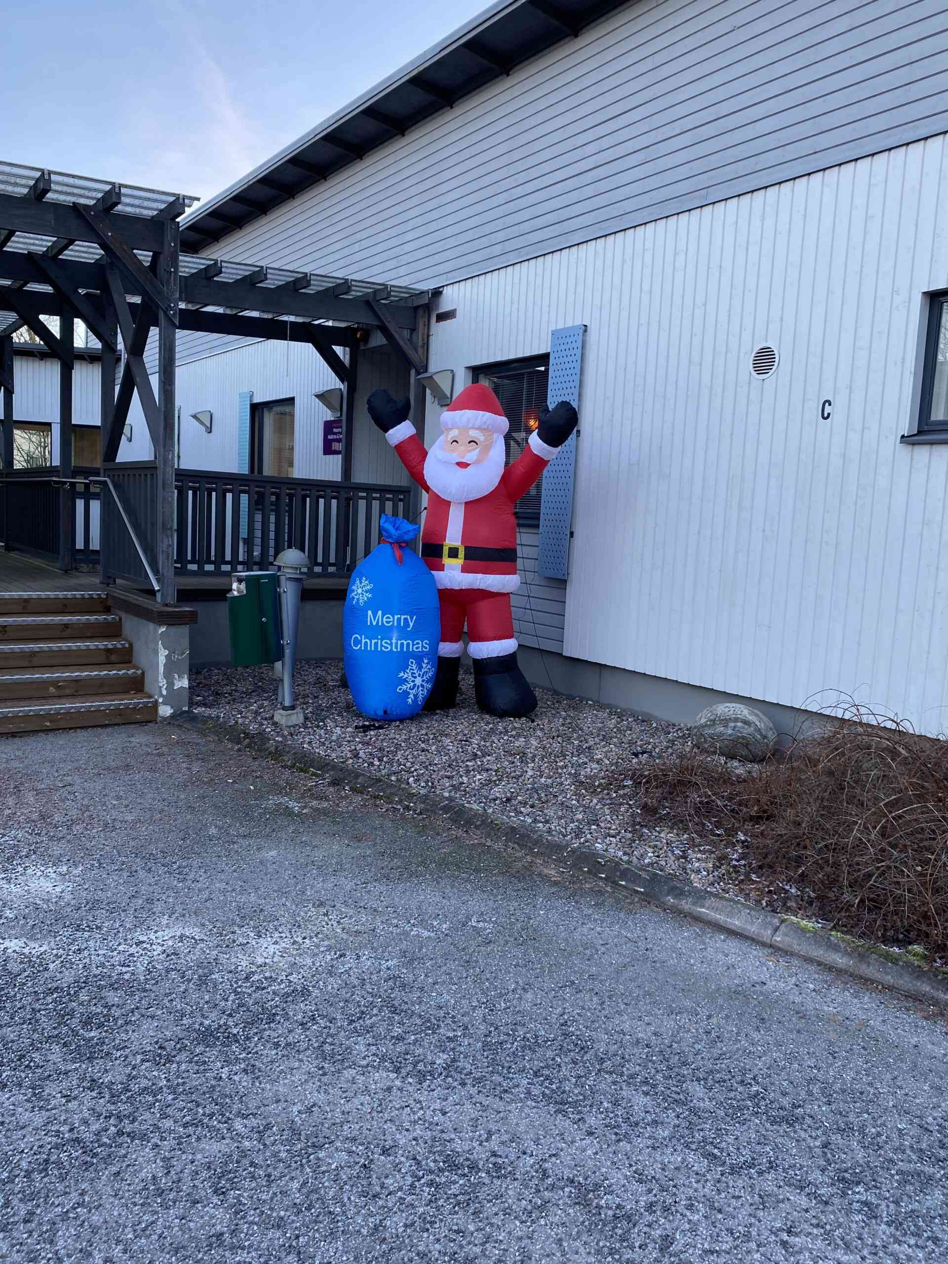 Sisäänkäynti, jossa puhallettava joulupukki.