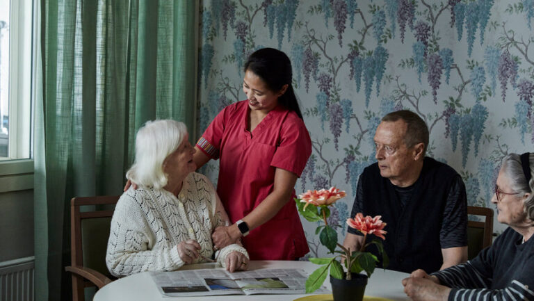 Lähihoitaja työssään, kuvituskuva