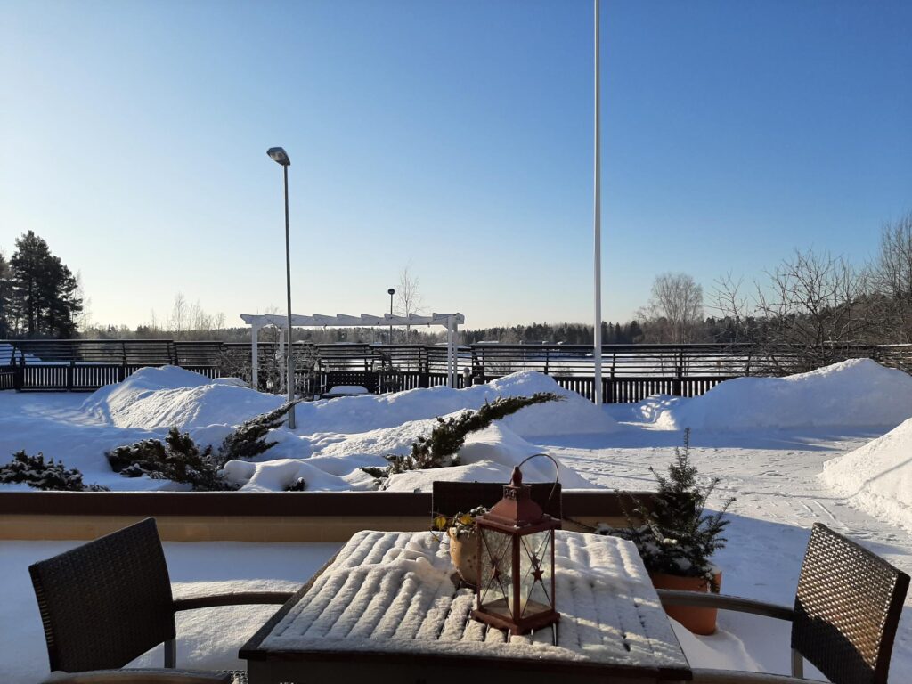 Kuvassa pihakalusteet, jotka ovat lumessa, kuvassa kirkas ja talvinen sää