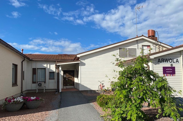 Mainiokoti Arwolan aatos: Kuvassa valkoinen rakennus