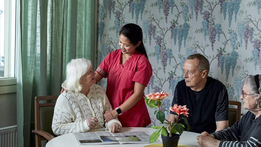 Lähihoitaja työssään, kuvituskuva