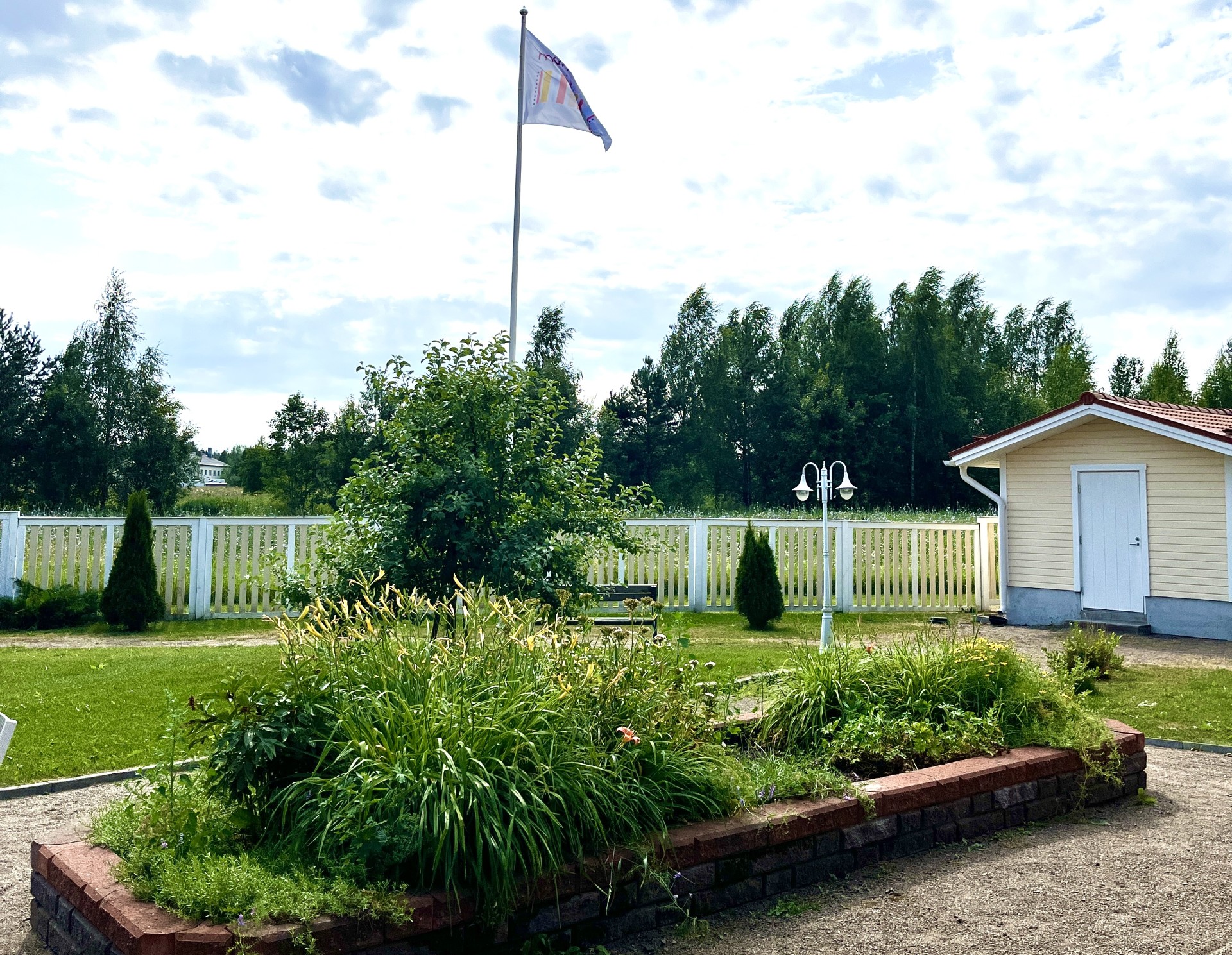 Mainiokoti Iltatuulen ja mainiokodin lippu salossa