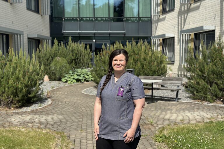 Veera Kotikivi Mainiokoti Auroran pihassa