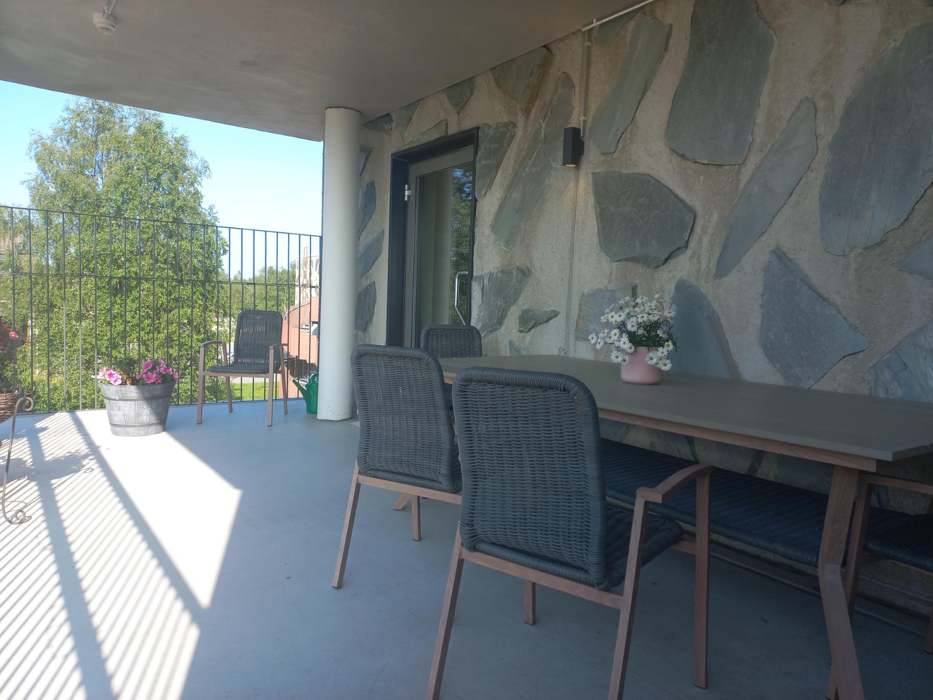 Mainiokoti Rantakoivun terassin kiviseinää