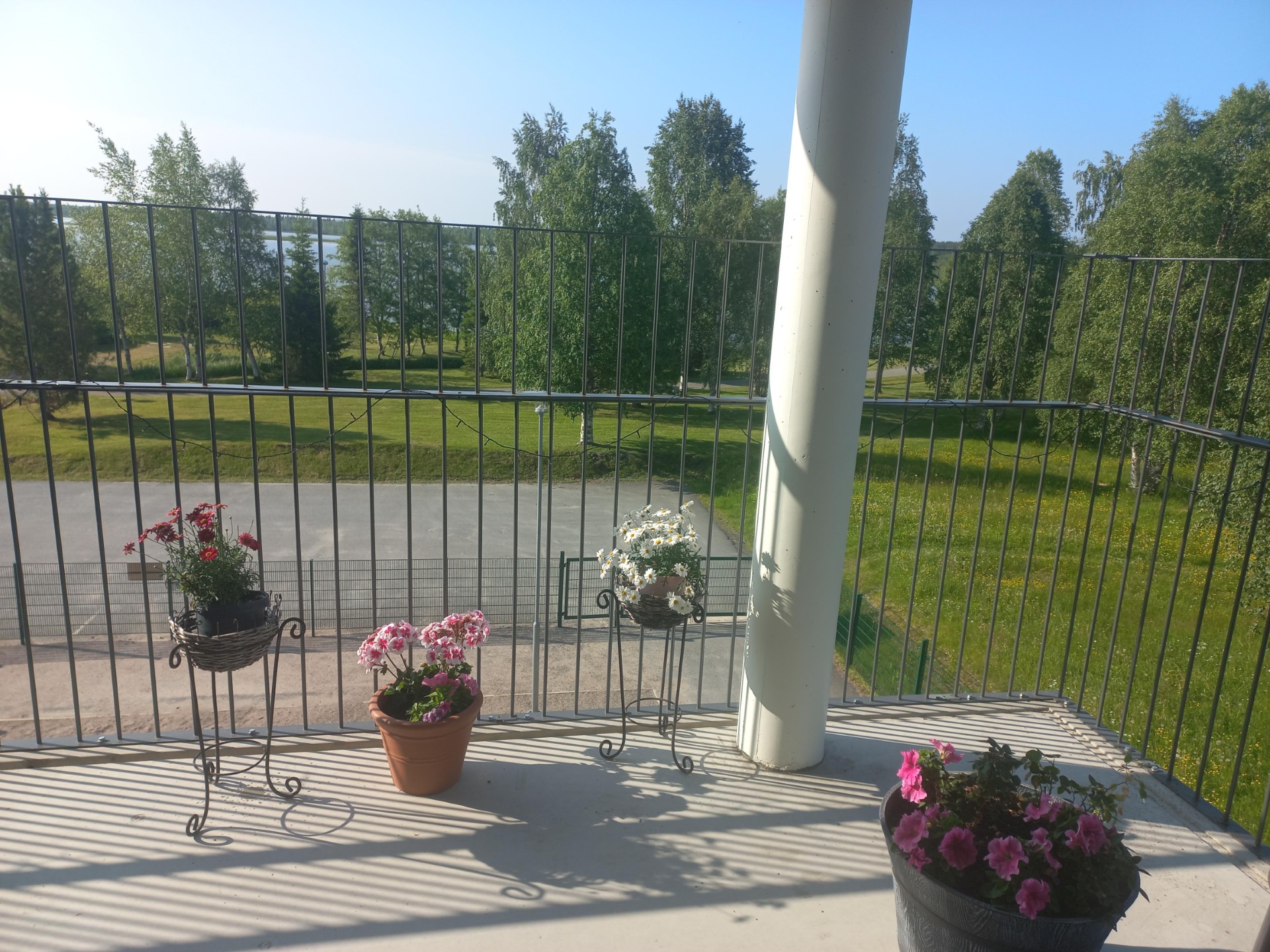 Mainiokoti Rantakoivun kesäistä näkymää parvekkeelta