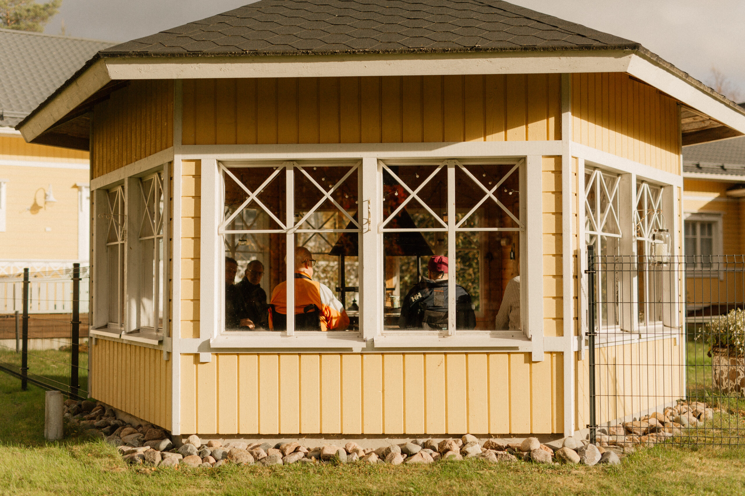 Vaalean keltainen kota