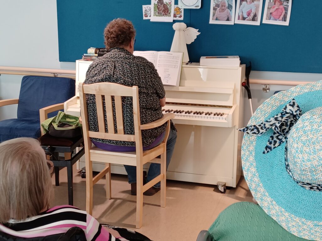 Henkilö soittamassa pianoa.