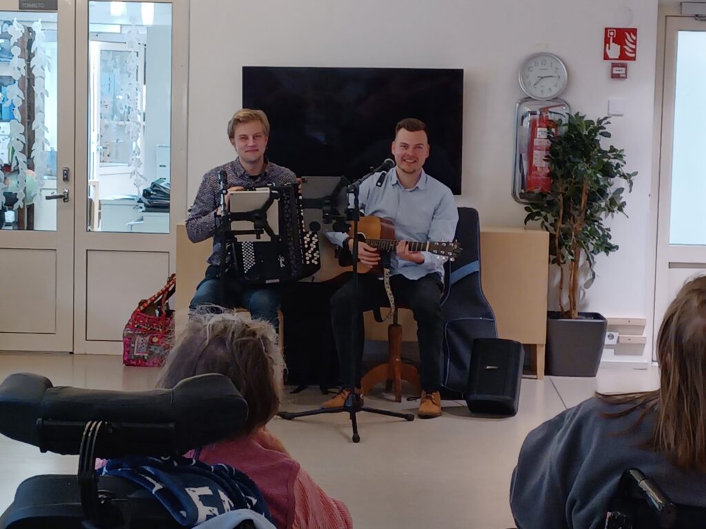 Miehiä soittamassa Mainiokodissa