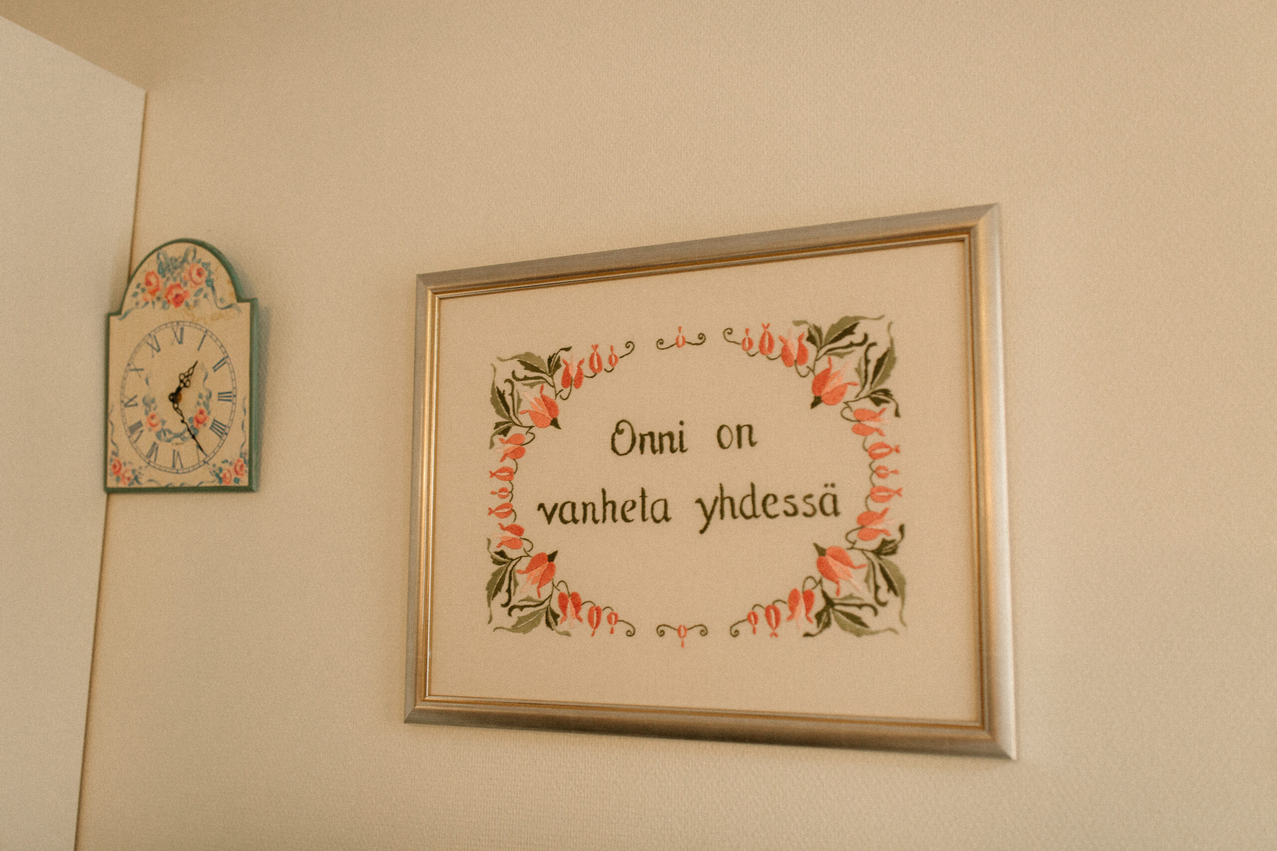 Taulu, jossa lukee: "Onni on vanheta yhdessä."