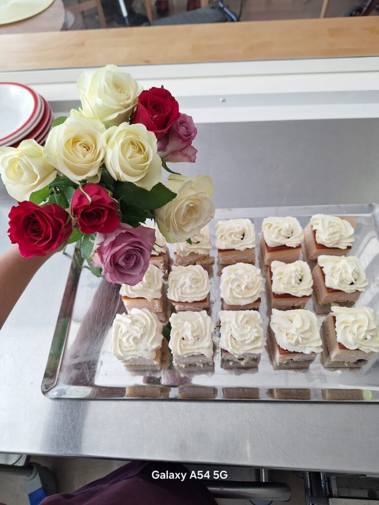 leivoksia ja kukkakimppu