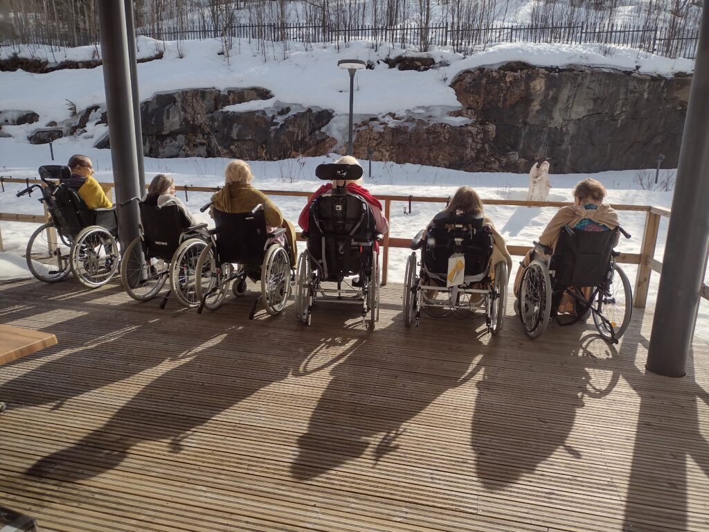 asukkaita katsomassa pihalle