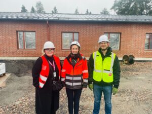 Mainiokotien edustajia Myllynhelmen työmaalla