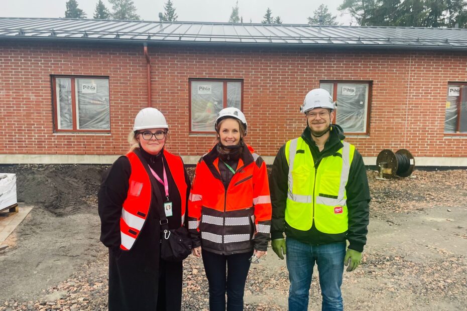 Mainiokotien edustajia Myllynhelmen työmaalla