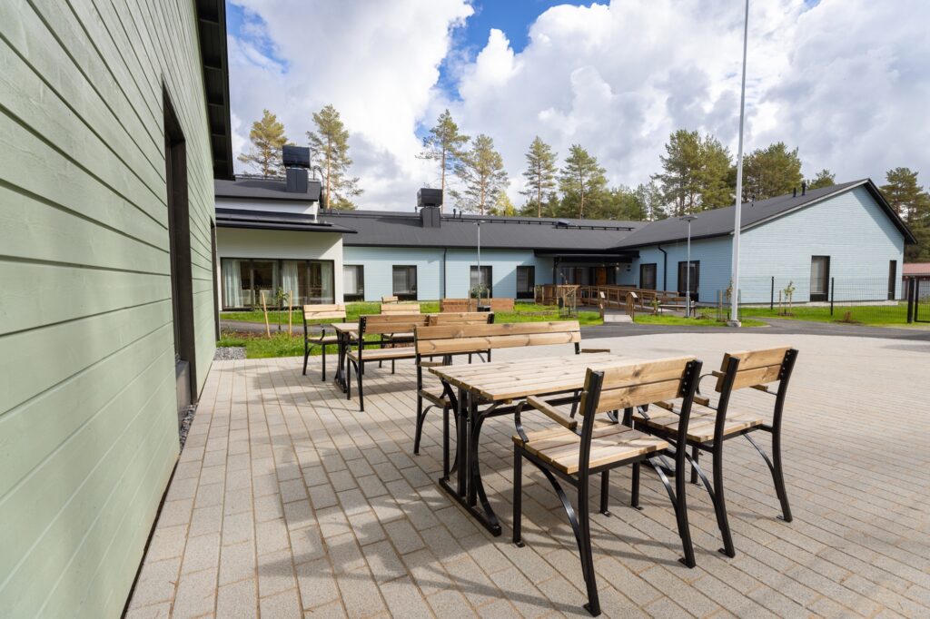 Ruokailuryhmät piha-alueella. 