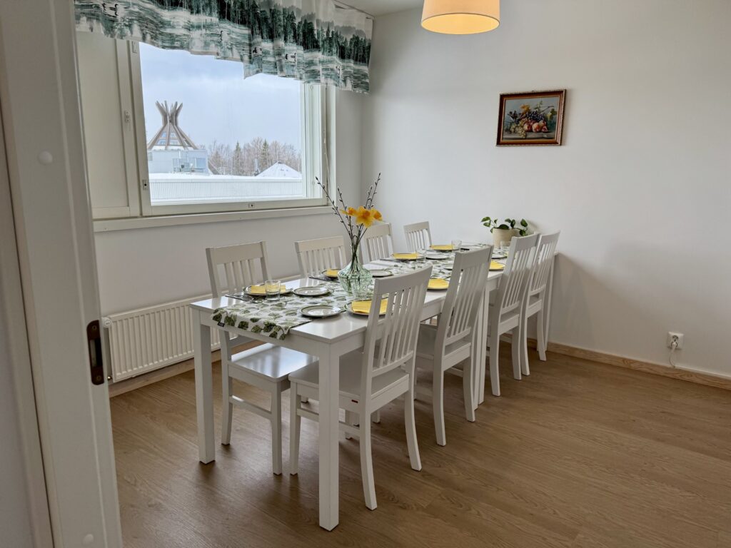 Mainiokoti Rannanhelmen yhteinen ruokailutila, vaalea pöytä ja tuoleja