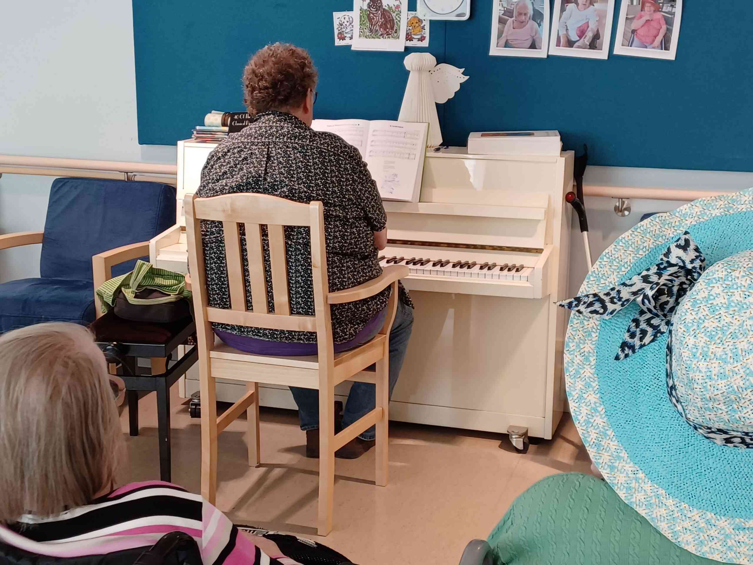 Henkilö soittamassa pianoa.