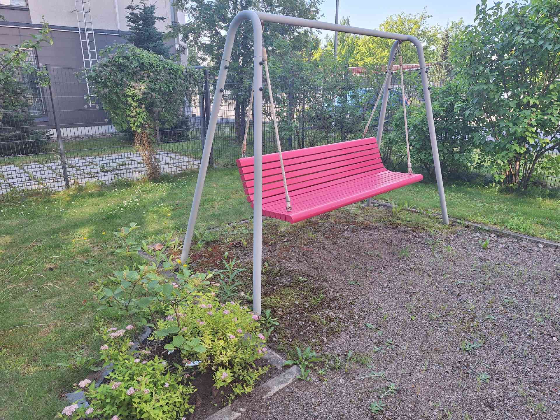 Mainiokoti Kustaa pihakeinu