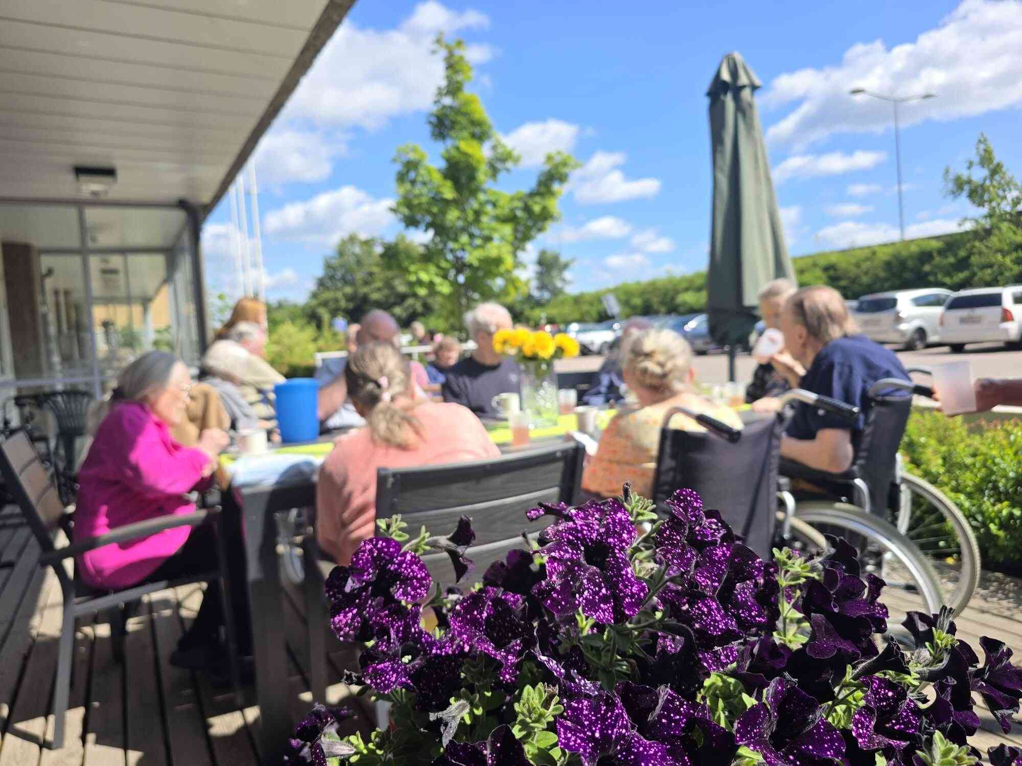 Mainikoti Käpylän asukkaita kesäisellä terasilla