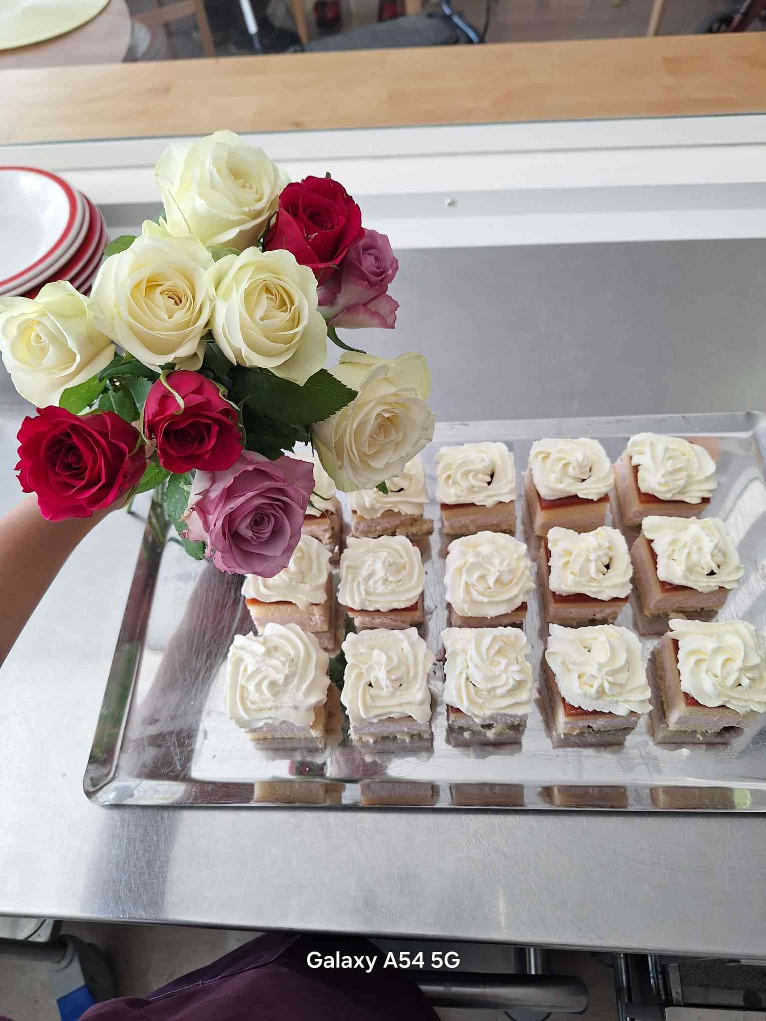 leivoksia ja kukkakimppu